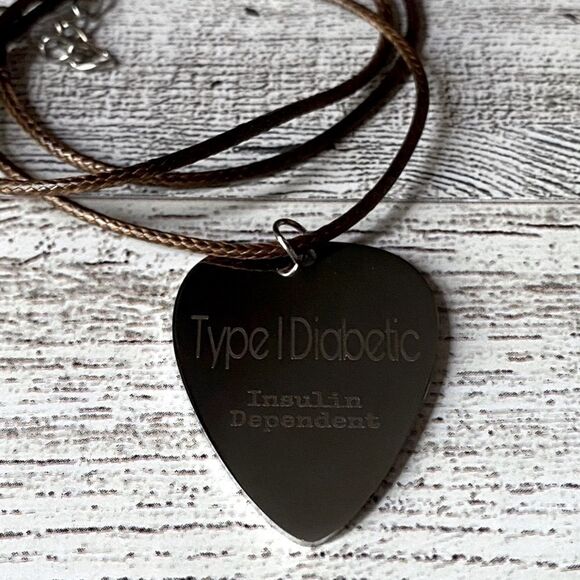 T1D Medical Alert, Guitar Pick Charm & Adjustable Rope, Unisex - Picture 4 of 10